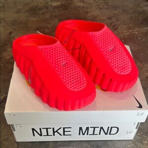 W Nike Mind 001 in solar red chrome-hyper crimson size 8 - NEW WITH BOX